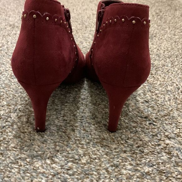 Liz Claiborne Flex Form Booties, Faux Suede, Burgundy, Size 6 - Picture 5 of 12